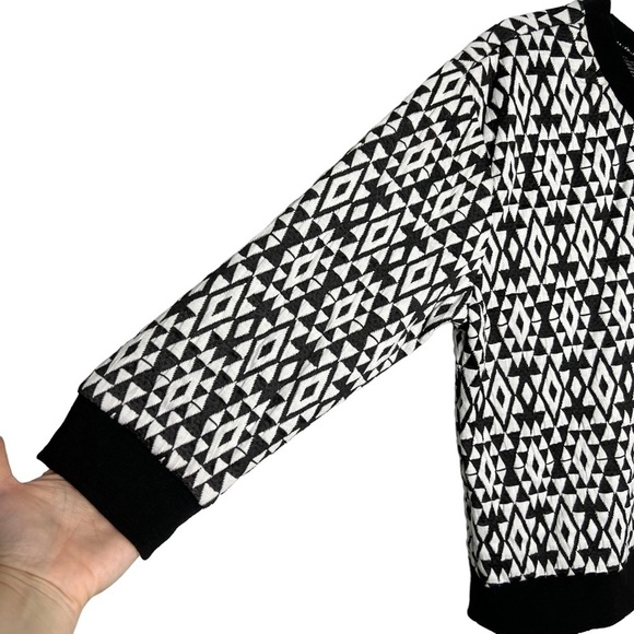 Almost Famous Geometric Print Knit Cropped Blouse - Picture 4 of 9